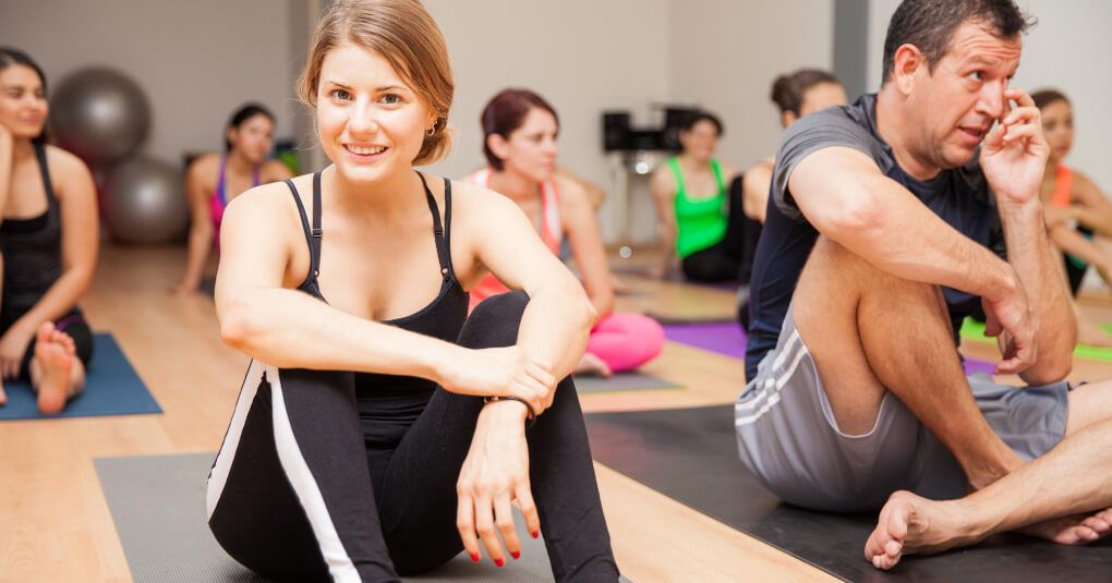 Yoga-Klasse mit einem Yogalehrer